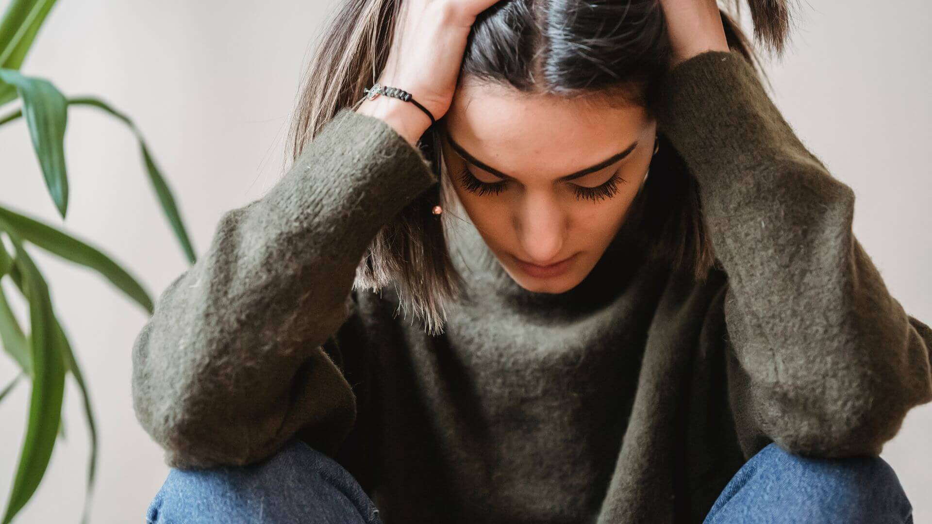 woman-with-overactive-thyroid