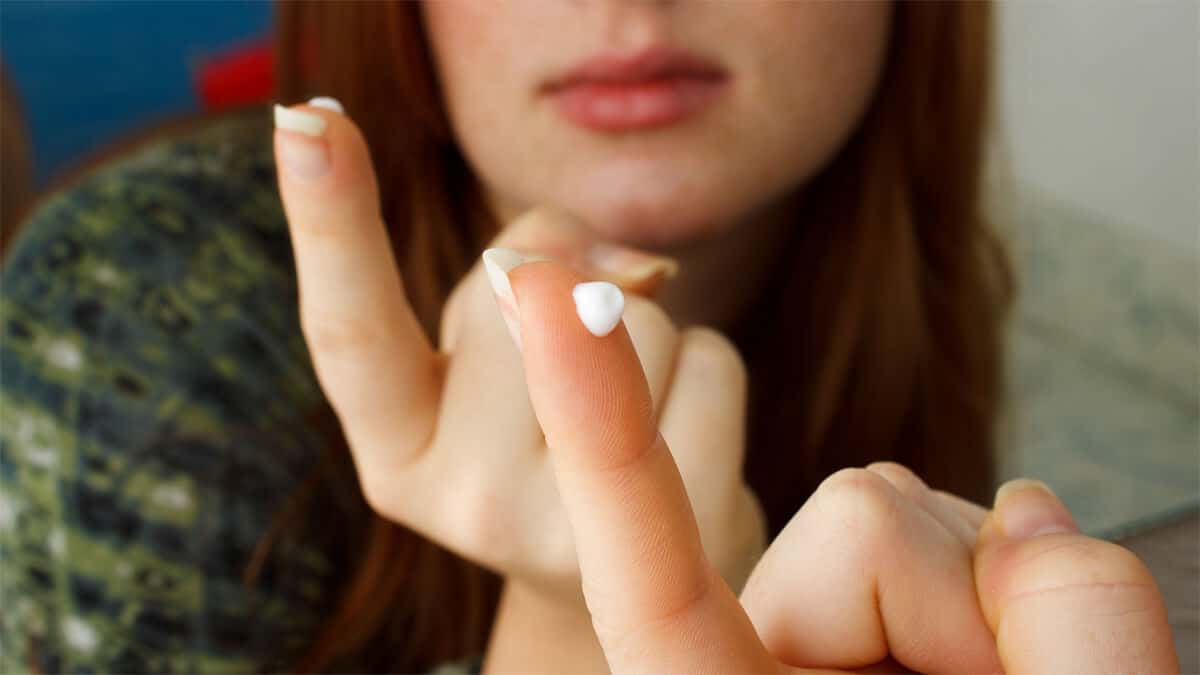 woman-applying-cold-sore-cream woman-applying-cold-sore-cream