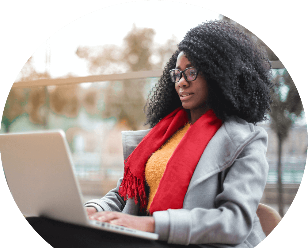 anaphylaxis-img woman-on-her-laptop-searching-for-anaphylaxis-treatment-on-webdoctor.ie