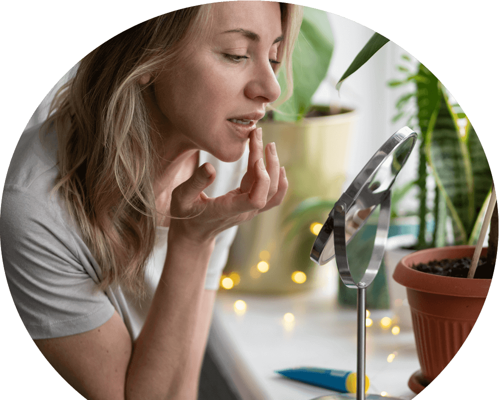 woman-applying-cold-sore-treatment woman-applying-cold-sore-treatment