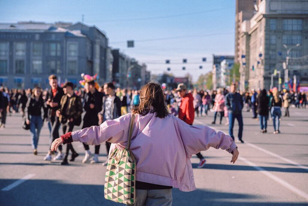 young-woman-heading-to-a-festival