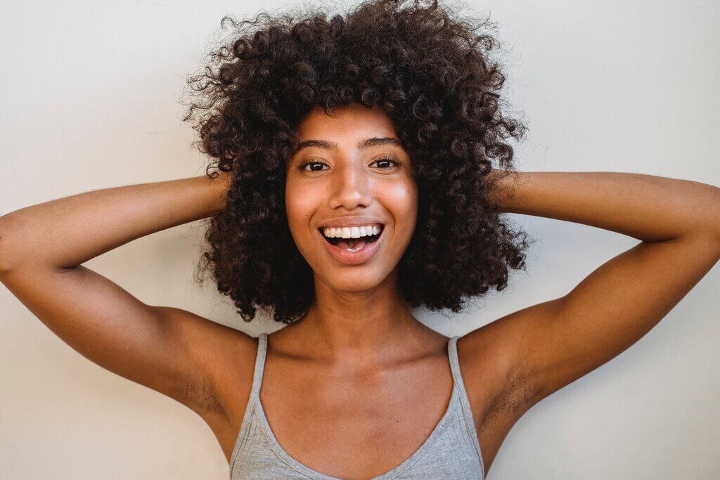 rsz_pexels-samson-katt-5255233 lady-smiling