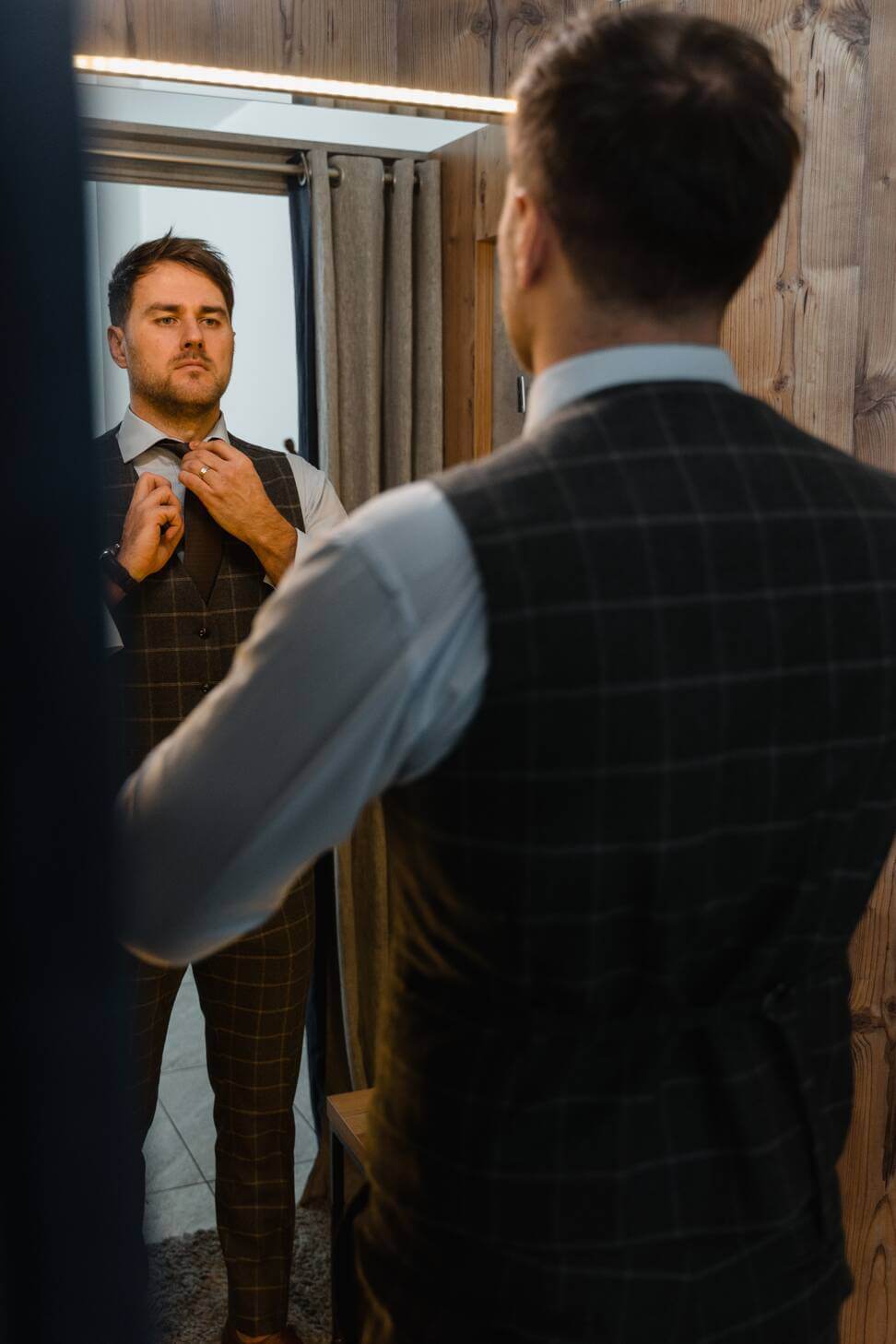 rsz_pexels-tima-miroshnichenko-6765066 man-looking-at-himself-in-the-mirror